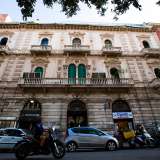 Di colore bianco con le persiane verdi, � strutturato su tre livelli. Il basamento � caratterizzato da un bugnato a fasce orizzontali...